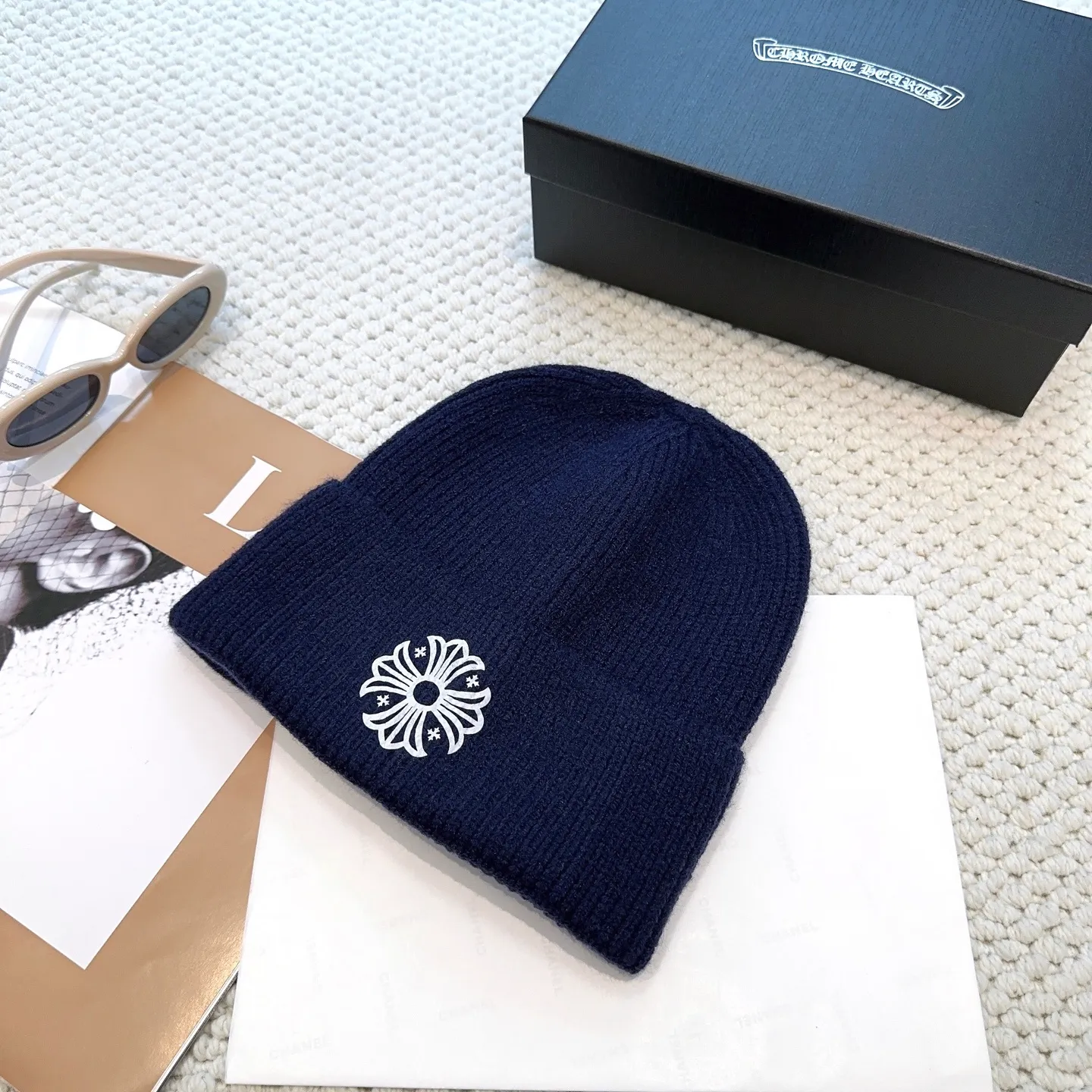 P46 🤍Chrome hearts new autumn and winter cross knitted hat🧶 One of the must-have hats in autumn and winter~ It really looks good on whoever wears it~, it is also a perfect match in black and white and gray in autumn~